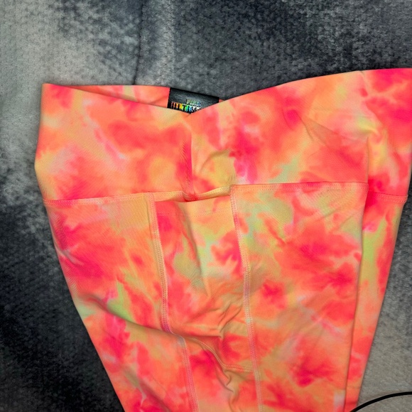 Victoria Secrets PINK Peach Bottom Ultimate Leggings - Picture 7 of 7